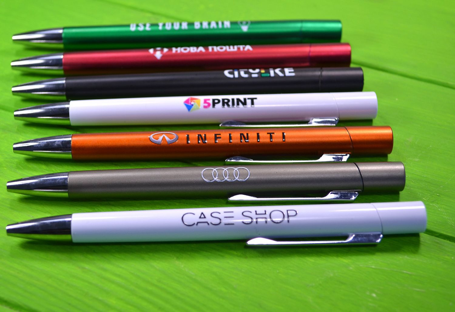 Пластикові ручки з друком вище середнього класу